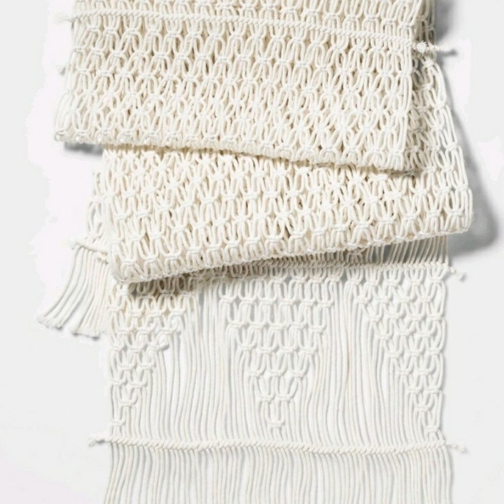 Macrame runner white by threshold